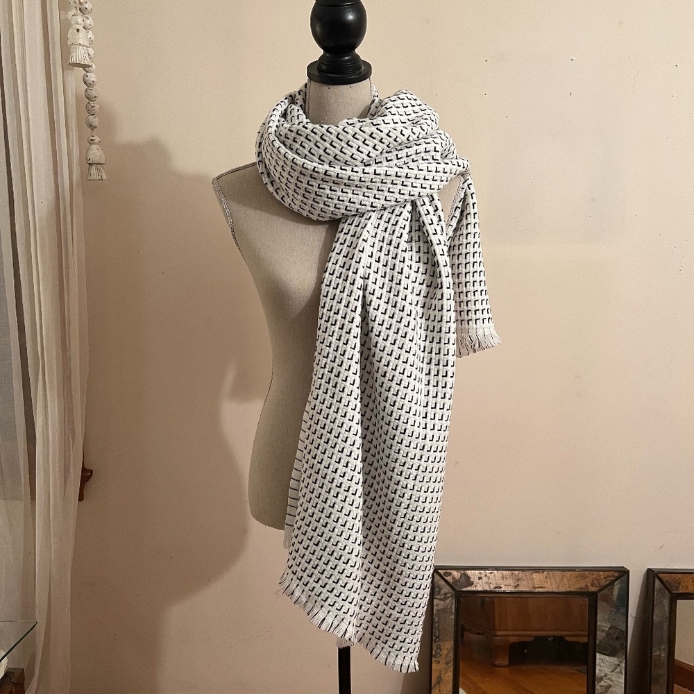 Black and White Oblong Scarf Excellent Condition